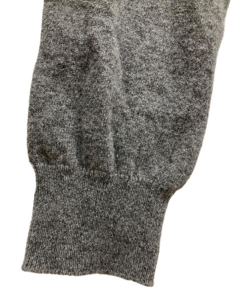 PLAY COMME des GARCONS（プレイコムデギャルソン）PLAY COMME des GARCONS (プレイコムデギャルソン) Round Neck Cardigan With Gold Emblem Medium Gray グレー サイズ:Ⅼの古着・服飾アイテム