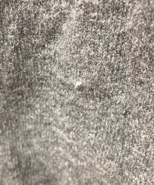 PLAY COMME des GARCONS（プレイコムデギャルソン）PLAY COMME des GARCONS (プレイコムデギャルソン) Round Neck Cardigan With Gold Emblem Medium Gray グレー サイズ:Ⅼの古着・服飾アイテム
