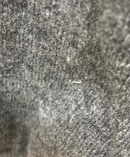PLAY COMME des GARCONS（プレイコムデギャルソン）PLAY COMME des GARCONS (プレイコムデギャルソン) Round Neck Cardigan With Gold Emblem Medium Gray グレー サイズ:Ⅼの古着・服飾アイテム
