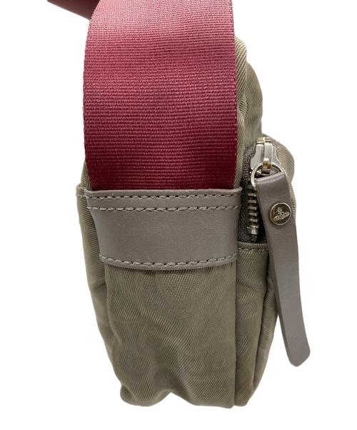 Vivienne Westwood（ヴィヴィアンウエストウッド）Vivienne Westwood (ヴィヴィアンウエストウッド) ORBエンボスクロスボディバッグ グレーの古着・服飾アイテム