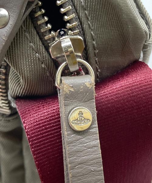 Vivienne Westwood（ヴィヴィアンウエストウッド）Vivienne Westwood (ヴィヴィアンウエストウッド) ORBエンボスクロスボディバッグ グレーの古着・服飾アイテム