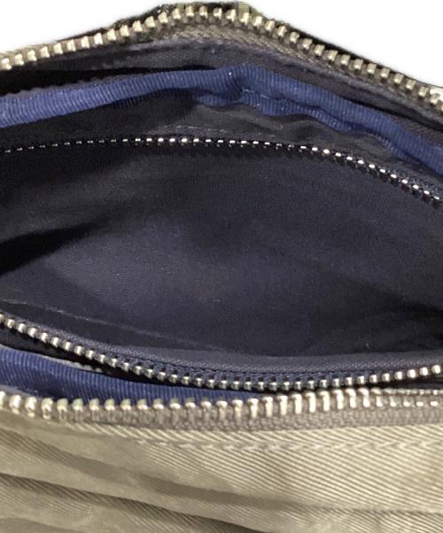 Vivienne Westwood（ヴィヴィアンウエストウッド）Vivienne Westwood (ヴィヴィアンウエストウッド) ORBエンボスクロスボディバッグ グレーの古着・服飾アイテム