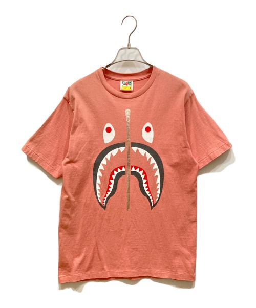 A BATHING APE（アベイシングエイプ）A BATHING APE (アベイシングエイプ) SHARK TEE ピンク サイズ:SIZE Mの古着・服飾アイテム