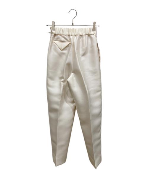 YORI（ヨリ）yori (ヨリ) シルキードレスパンツタックテーパードパンツ アイボリー サイズ:SIZE 34 未使用品の古着・服飾アイテム