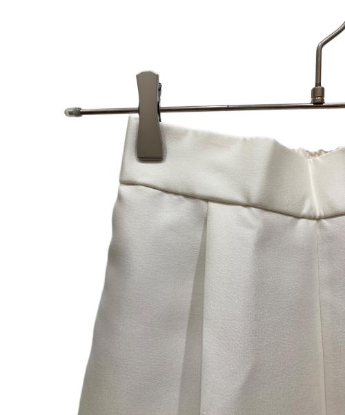 YORI（ヨリ）yori (ヨリ) シルキードレスパンツタックテーパードパンツ アイボリー サイズ:SIZE 34 未使用品の古着・服飾アイテム