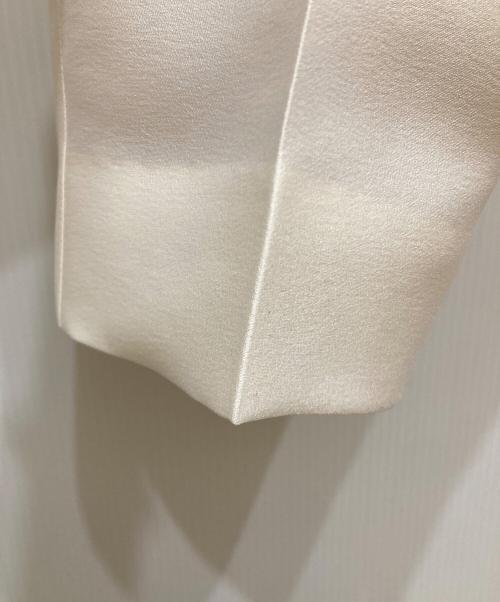 YORI（ヨリ）yori (ヨリ) シルキードレスパンツタックテーパードパンツ アイボリー サイズ:SIZE 34 未使用品の古着・服飾アイテム