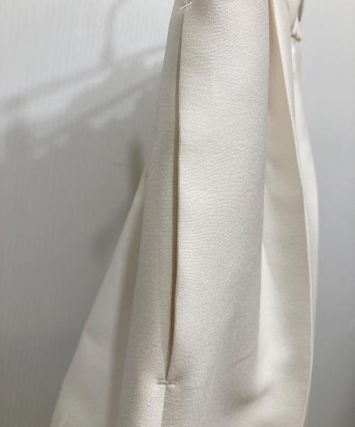 YORI（ヨリ）yori (ヨリ) シルキードレスパンツタックテーパードパンツ アイボリー サイズ:SIZE 34 未使用品の古着・服飾アイテム