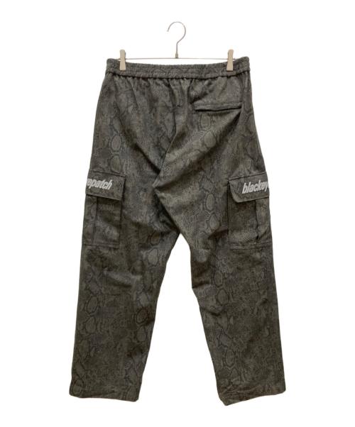 BlackEyePatch（ブラックアイパッチ）BlackEyePatch (ブラックアイパッチ) LOWERCASE LOGO PYTHON CARGO PANTS カーキ サイズ:SIZE XLの古着・服飾アイテム