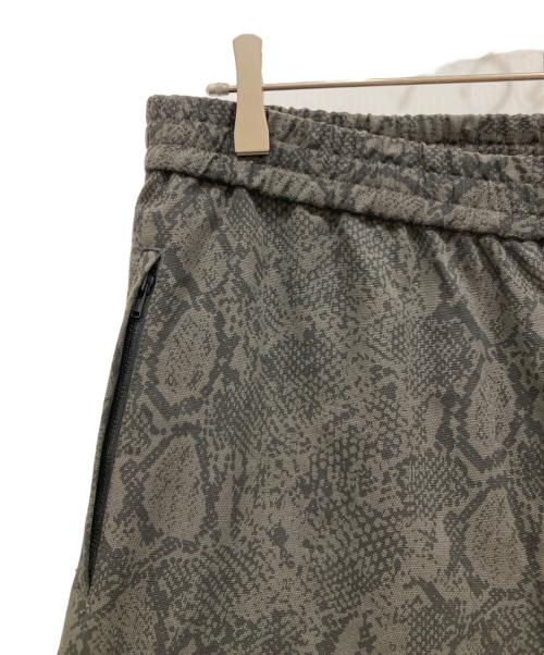 BlackEyePatch（ブラックアイパッチ）BlackEyePatch (ブラックアイパッチ) LOWERCASE LOGO PYTHON CARGO PANTS カーキ サイズ:SIZE XLの古着・服飾アイテム