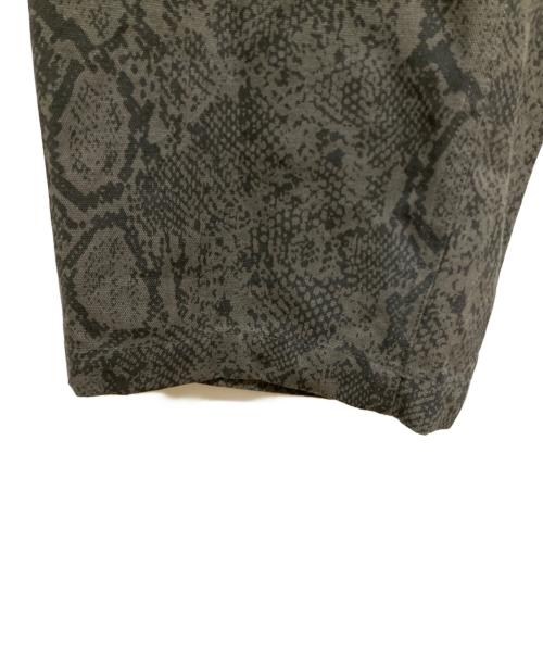 BlackEyePatch（ブラックアイパッチ）BlackEyePatch (ブラックアイパッチ) LOWERCASE LOGO PYTHON CARGO PANTS カーキ サイズ:SIZE XLの古着・服飾アイテム