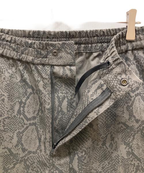 BlackEyePatch（ブラックアイパッチ）BlackEyePatch (ブラックアイパッチ) LOWERCASE LOGO PYTHON CARGO PANTS カーキ サイズ:SIZE XLの古着・服飾アイテム