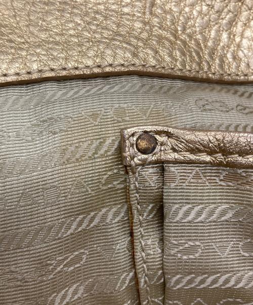 PRADA（プラダ）PRADA (プラダ) メタリック加工レザーハンドバッグ ゴールドの古着・服飾アイテム