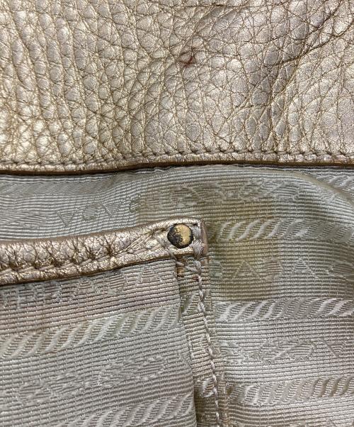 PRADA（プラダ）PRADA (プラダ) メタリック加工レザーハンドバッグ ゴールドの古着・服飾アイテム