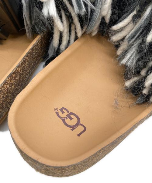 UGG（アグ）UGG (アグ) シンディフラットサンダル ブラック×ブラウン サイズ:22の古着・服飾アイテム