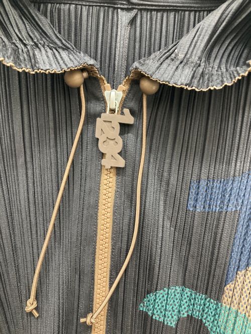 PLEATS PLEASE（プリーツプリーズ）PLEATS PLEASE (プリーツプリーズ) ナンバリングプリーツパーカー ブラウン サイズ:3の古着・服飾アイテム