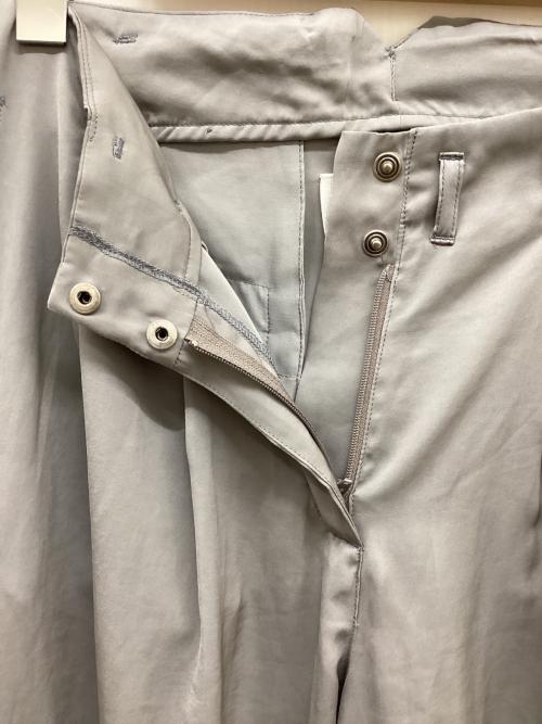 MM6 Maison Margiela（エムエムシックスメゾンマルジェラ）MM6 Maison Margiela (エムエムシックス メゾンマルジェラ) 2タックジョガーサテンパンツ グレー サイズ:42の古着・服飾アイテム