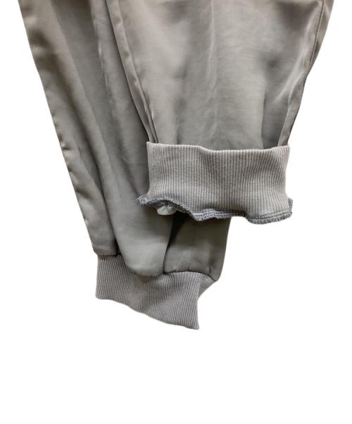MM6 Maison Margiela（エムエムシックスメゾンマルジェラ）MM6 Maison Margiela (エムエムシックス メゾンマルジェラ) 2タックジョガーサテンパンツ グレー サイズ:42の古着・服飾アイテム