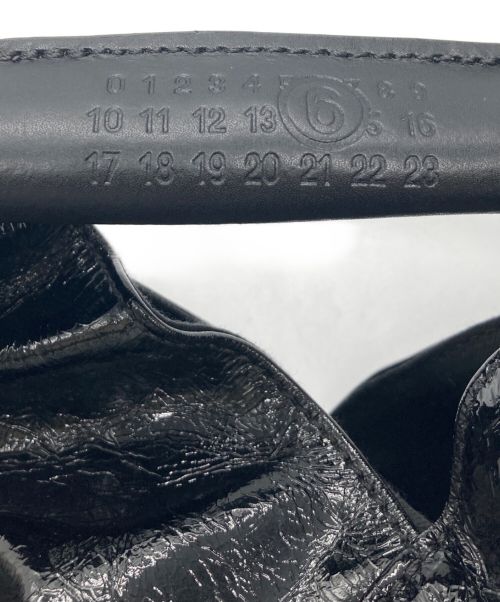 MM6 Maison Margiela（エムエムシックスメゾンマルジェラ）MM6 Maison Margiela JAPANESE MINI BAG/ ジャパニーズ ミニ バッグ/ トライアングルハンドバッグ/ハンドバッグ/SB6WD0013 P5685/エナメル ブラック×ネイビーの古着・服飾アイテム