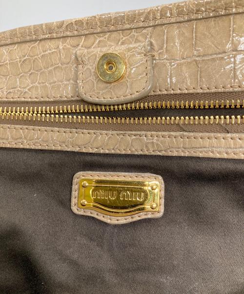 MIU MIU（ミュウミュウ）MIU MIU (ミュウミュウ) クロコ型押し2WAYトートバッグ ベージュの古着・服飾アイテム