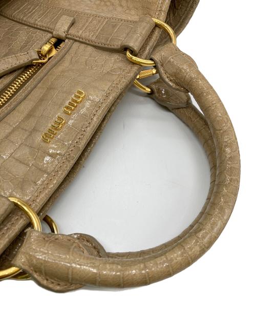 MIU MIU（ミュウミュウ）MIU MIU (ミュウミュウ) クロコ型押し2WAYトートバッグ ベージュの古着・服飾アイテム