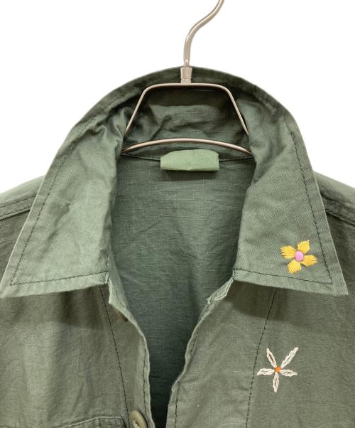 THRIFTY LOOK（スリフティールック）THRIFTY LOOK (スリフティールック) エンブロイダリー シャツ/ミリタリーシャツ/1611-499-2373-6700/刺繍/花/フラワー オリーブ サイズ:S 未使用品の古着・服飾アイテム