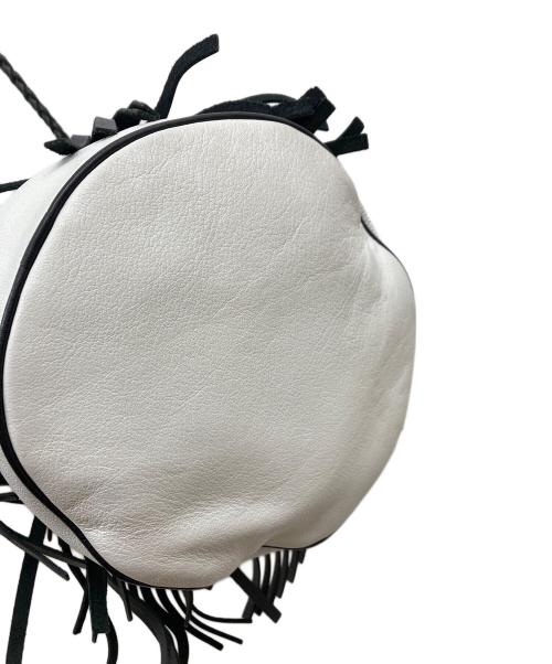 J&M DAVIDSON（ジェイ＆エム デヴィッドソン）J&M DAVIDSON (ジェイ＆エム デヴィッドソン) バイカラーフリンジ巾着ワンショルダーバッグ/バイカラーバッグ/バッグ/ショルダーバッグ/巾着バッグ ホワイト×ブラックの古着・服飾アイテム