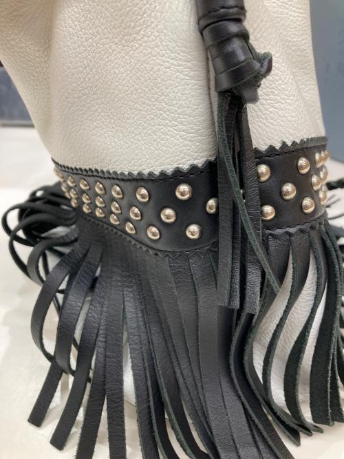 J&M DAVIDSON（ジェイ＆エム デヴィッドソン）J&M DAVIDSON (ジェイ＆エム デヴィッドソン) バイカラーフリンジ巾着ワンショルダーバッグ/バイカラーバッグ/バッグ/ショルダーバッグ/巾着バッグ ホワイト×ブラックの古着・服飾アイテム