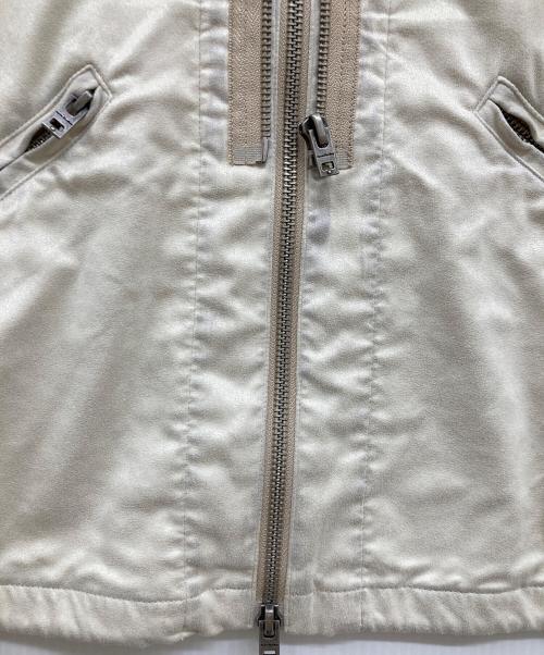 Acne studios（アクネ ストゥディオス）Acne studios (アクネ ストゥディオス) ワッペン刺繍ジップアップブルゾン/FN-MN-OUTW001046/ﾌﾞﾙｿﾞﾝ/スエード調ﾌﾞﾙｿﾞﾝ アイボリー サイズ:44の古着・服飾アイテム