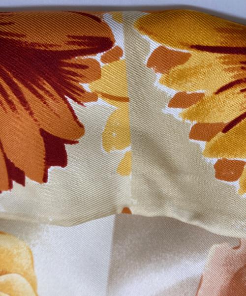 GUCCI（グッチ）GUCCI (グッチ) 花柄シルクスカーフ/ｼﾙｸスカーフの古着・服飾アイテム