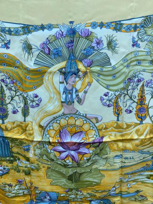 HERMES（エルメス）HERMES (エルメス) カレ90/シルクスカーフ/SARASVATI /花柄 イエローの古着・服飾アイテム