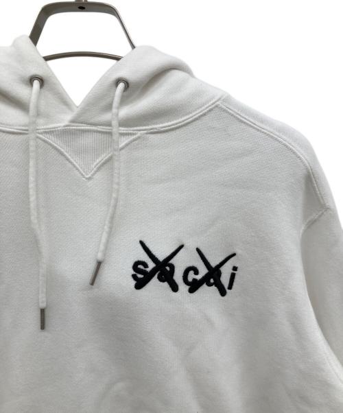 sacai（サカイ）sacai (サカイ) KAWS (カウズ) sacai × KAWSコラボ/21SS/Embroidery Hoodie/KAWS/21-0283S ホワイト サイズ:2の古着・服飾アイテム