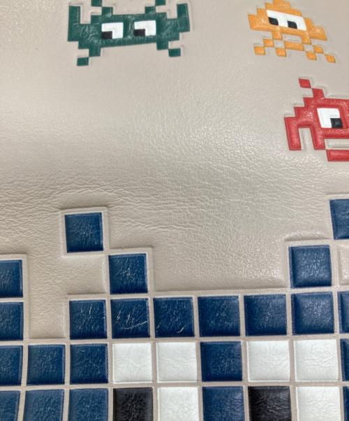 ANYA HINDMARCH（アニヤ・ハインドマーチ）ANYA HINDMARCH (アニヤハインドマーチ) ペースインベーダー ショルダーバッグ/ショルダーポーチ ベージュの古着・服飾アイテム