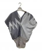 me ISSEY MIYAKEミーイッセイ ミヤケ）の古着「CAULIFLOWER ドッキング シェブロン柄ブラウス」｜グレー