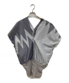 me ISSEY MIYAKE（ミーイッセイ ミヤケ）の古着「CAULIFLOWER ドッキング シェブロン柄ブラウス」｜グレー