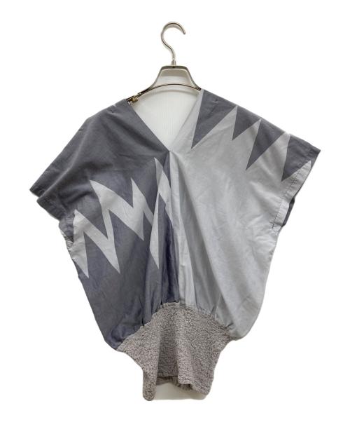 me ISSEY MIYAKE（ミーイッセイ ミヤケ）me ISSEY MIYAKE (ミーイッセイ ミヤケ) CAULIFLOWER ドッキング シェブロン柄ブラウス グレー サイズ:FREEの古着・服飾アイテム