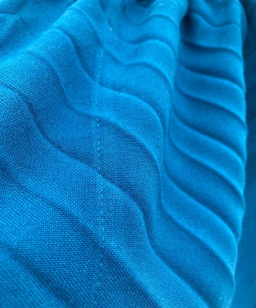 me ISSEY MIYAKE（ミーイッセイ ミヤケ）me ISSEY MIYAKE (ミーイッセイ ミヤケ) プリーツイージーワイド パンツ/プリーツパンツ/イージーパンツ/ワイドパンツ ブルー サイズ:FREEの古着・服飾アイテム