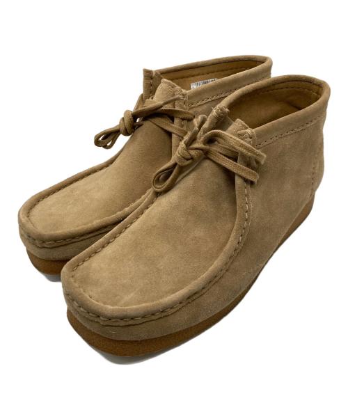CLARKS（クラークス）CLARKS (クラークス) ワラビーブーツ ベージュ/ダークサンドスエード サイズ:UK9.5の古着・服飾アイテム