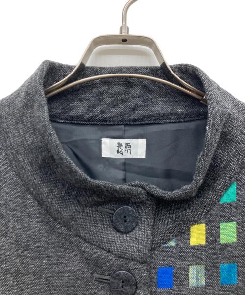 慈雨（ジウ）慈雨 (ジウ) アシンメトリースクエア刺繍ウールジャケット グレー サイズ:40の古着・服飾アイテム