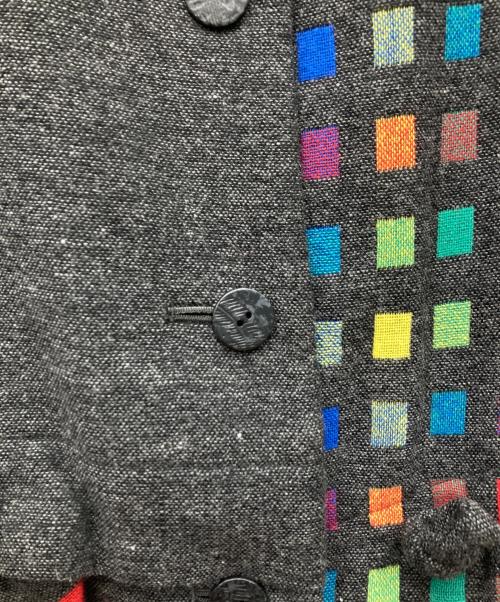 慈雨（ジウ）慈雨 (ジウ) アシンメトリースクエア刺繍ウールジャケット グレー サイズ:40の古着・服飾アイテム