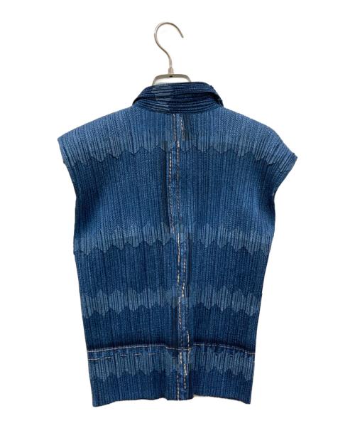 PLEATS PLEASE（プリーツプリーズ）PLEATS PLEASE (プリーツプリーズ) パッチワークデニム転写プリントプリーツノースリーブシャツ/前開きカーディガン/ノースリーブカットソー/PP12-JJ522 インディゴ サイズ:3の古着・服飾アイテム