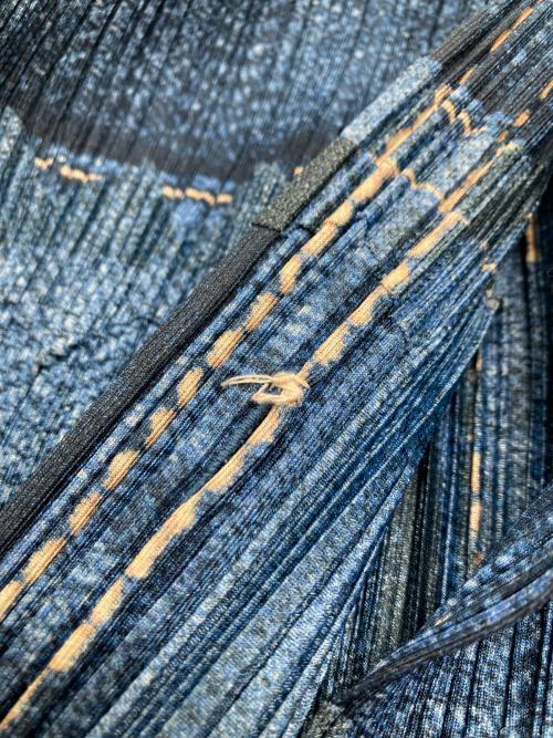 PLEATS PLEASE（プリーツプリーズ）PLEATS PLEASE (プリーツプリーズ) パッチワークデニム転写プリントプリーツノースリーブシャツ/前開きカーディガン/ノースリーブカットソー/PP12-JJ522 インディゴ サイズ:3の古着・服飾アイテム