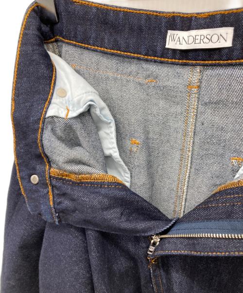 J.W.ANDERSON（ジェイダブリューアンダーソン）J.W.ANDERSON (ジェイダブリューアンダーソン) 裾ロゴ刺繍カットオフデニムスカート/シンメトリーデニムスカート インディゴ サイズ:UK6の古着・服飾アイテム