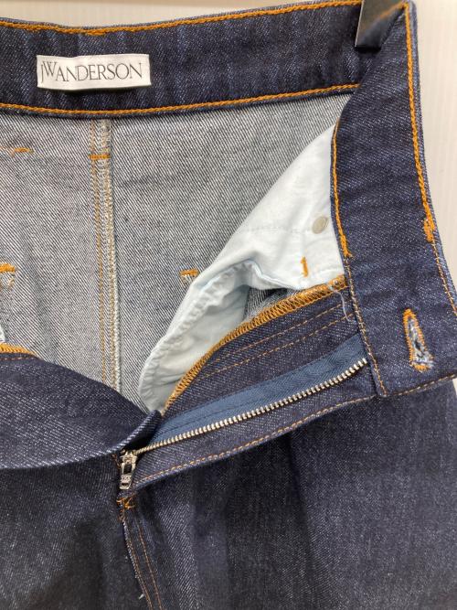 J.W.ANDERSON（ジェイダブリューアンダーソン）J.W.ANDERSON (ジェイダブリューアンダーソン) 裾ロゴ刺繍カットオフデニムスカート/シンメトリーデニムスカート インディゴ サイズ:UK6の古着・服飾アイテム