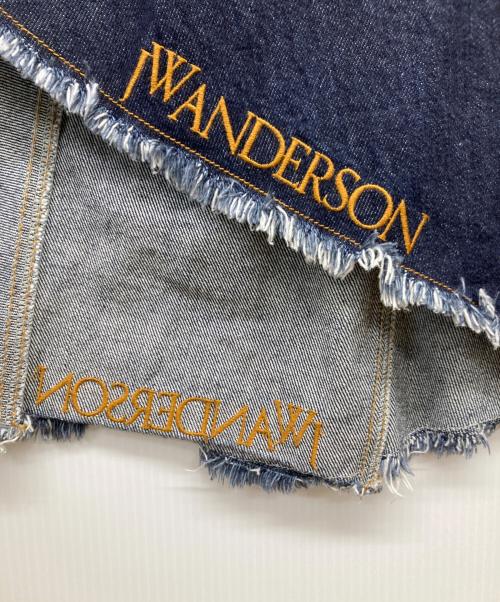 J.W.ANDERSON（ジェイダブリューアンダーソン）J.W.ANDERSON (ジェイダブリューアンダーソン) 裾ロゴ刺繍カットオフデニムスカート/シンメトリーデニムスカート インディゴ サイズ:UK6の古着・服飾アイテム