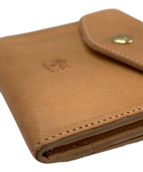 IL BISONTE（イル ビゾンテ）IL BISONTE (イル ビゾンテ) Wフラップボタン レザーウォレット ベージュの古着・服飾アイテム