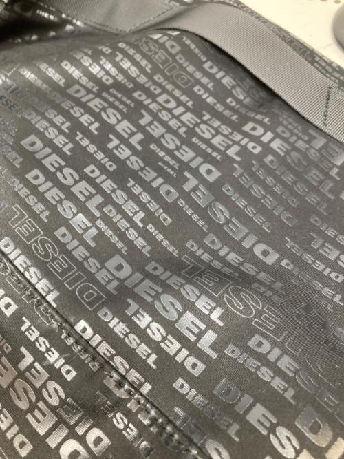 DIESEL（ディーゼル）DIESEL (ディーゼル) 総ロゴショルダーバッグ/DIESELロゴメッセンジャーバッグ ブラックの古着・服飾アイテム