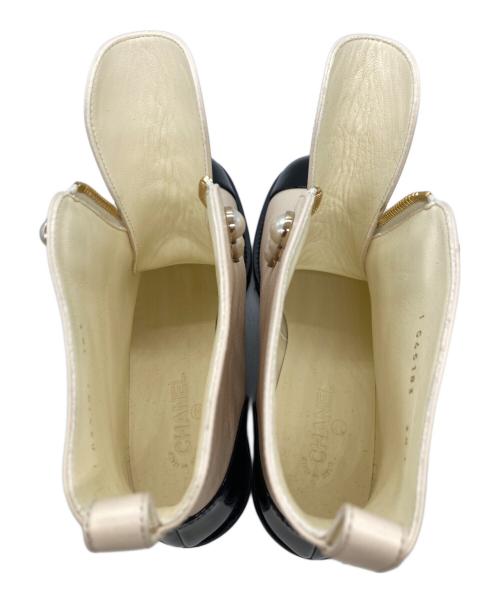 CHANEL（シャネル）CHANEL (シャネル) ココマーク レザー×パテント ショートブーツ ホワイト×ブラック サイズ:SIZE 38Cの古着・服飾アイテム
