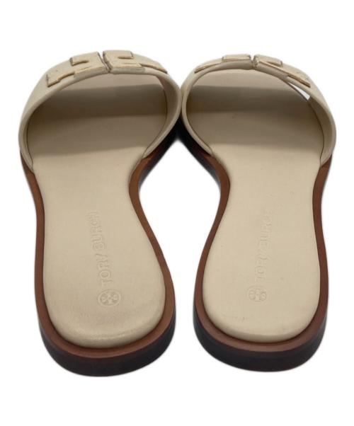TORY BURCH（トリーバーチ）TORY BURCH (トリーバーチ) Ines Flat Slide Sandals/イネスフラットスライドサンダル アイボリー サイズ:6の古着・服飾アイテム