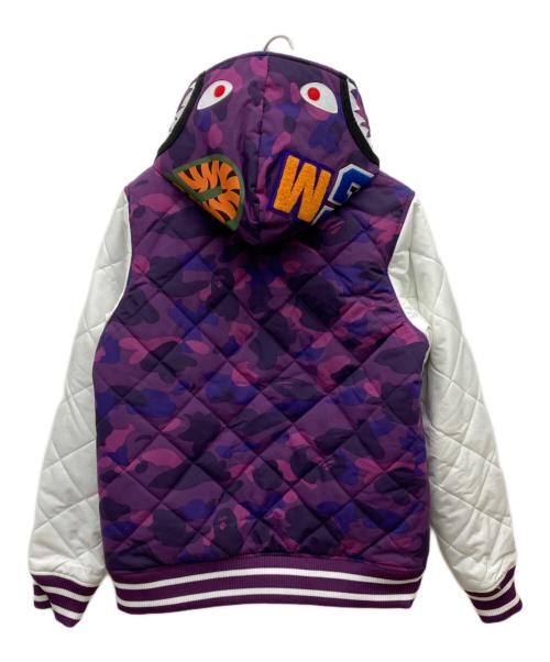A BATHING APE（ア ベイシング エイプ）A BATHING APE (ア ベイシング エイプ) カモ×シャーク キルティングフーディ パープル×ホワイト サイズ:Mの古着・服飾アイテム