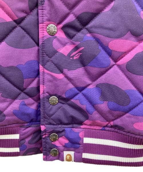 A BATHING APE（ア ベイシング エイプ）A BATHING APE (ア ベイシング エイプ) カモ×シャーク キルティングフーディ パープル×ホワイト サイズ:Mの古着・服飾アイテム